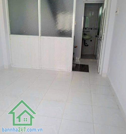 CHỈ 2,5 TỶ – NHÀ 3 TẦNG ĐẸP - LẠC LONG QUÂN – HẺM 3M – KHU AN NINH YÊN TĨNH – SỔ RIÊNG -  Vị trí: Cách mặt tiền chỉ 100m, hẻm rộng 3m, khu dân trí cao, yên tĩnh. 