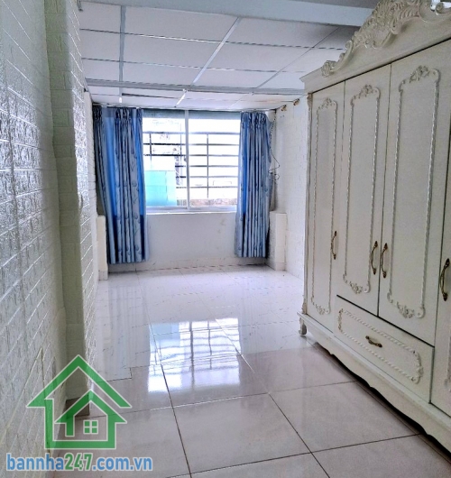 CHỈ 2,5 TỶ – NHÀ 3 TẦNG ĐẸP - LẠC LONG QUÂN – HẺM 3M – KHU AN NINH YÊN TĨNH – SỔ RIÊNG -  Vị trí: Cách mặt tiền chỉ 100m, hẻm rộng 3m, khu dân trí cao, yên tĩnh. 