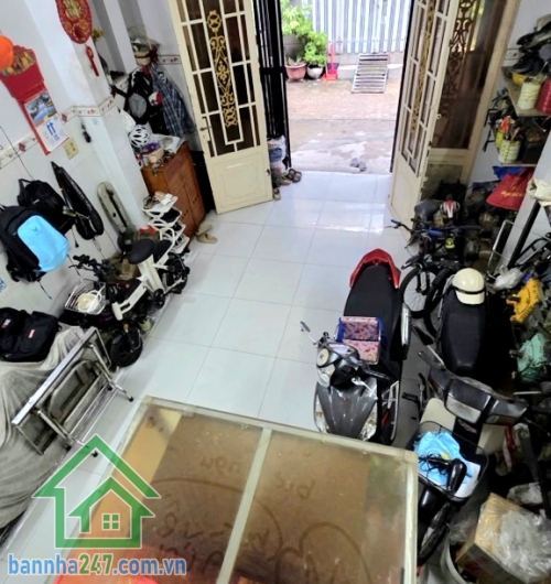 CHỈ 4.5 TỶ - HẺM XE HƠI THÔNG – NGAY LÊ VĂN QUỚI – GIÁP TÂN PHÚ – 2 TẦNG BTCT – 2PN, 2WC. Diện tích: 4 x 10m (40m²) Kết cấu: 1 trệt + 1 lầu BTCT kiên cố – 2PN - 2WC