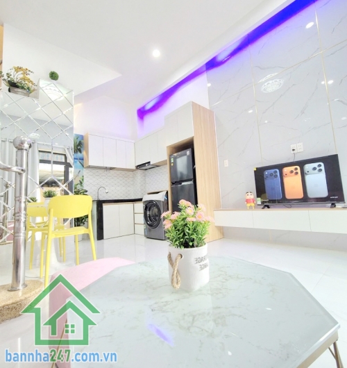 CHỈ 3,65 TỶ – SIÊU PHẨM NHÀ ĐẸP TRUNG TÂM TÂN PHÚ – HẺM XE HƠI 7M – FULL NỘI THẤT – Ở NGAY Diện tích: 21m² (4x5.3m) Kết cấu: 1 trệt, 1 lầu, 1PN lớn, 2WC, ban công.