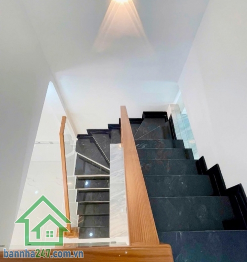 HIẾM – HẺM XE HƠI 7M THÔNG – LÊ VĂN QUỚI GIÁP TÂN PHÚ – 2 TẦNG – 60M² – CHỈ 5.75 TỶ * Nhà BTCT kiên cố: 1 trệt 1 lầu, ban công thoáng mát, giếng trời, gồm 3PN, 2WC.