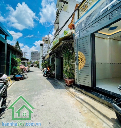 HIẾM – HẺM XE HƠI 7M THÔNG – LÊ VĂN QUỚI GIÁP TÂN PHÚ – 2 TẦNG – 60M² – CHỈ 5.75 TỶ * Nhà BTCT kiên cố: 1 trệt 1 lầu, ban công thoáng mát, giếng trời, gồm 3PN, 2WC.