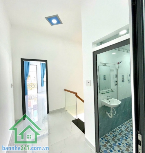 HIẾM – HẺM XE HƠI 7M THÔNG – LÊ VĂN QUỚI GIÁP TÂN PHÚ – 2 TẦNG – 60M² – CHỈ 5.75 TỶ * Nhà BTCT kiên cố: 1 trệt 1 lầu, ban công thoáng mát, giếng trời, gồm 3PN, 2WC.