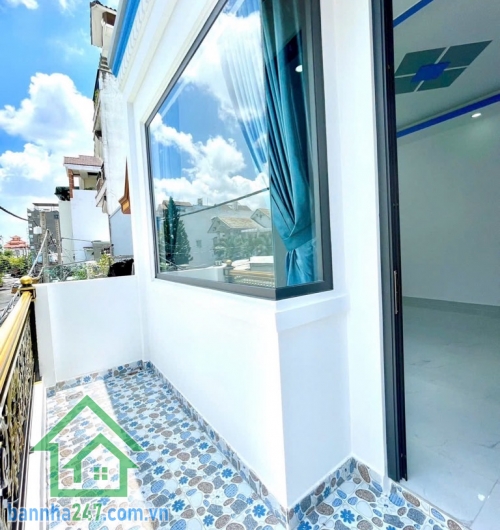 HIẾM – HẺM XE HƠI 7M THÔNG – LÊ VĂN QUỚI GIÁP TÂN PHÚ – 2 TẦNG – 60M² – CHỈ 5.75 TỶ * Nhà BTCT kiên cố: 1 trệt 1 lầu, ban công thoáng mát, giếng trời, gồm 3PN, 2WC.