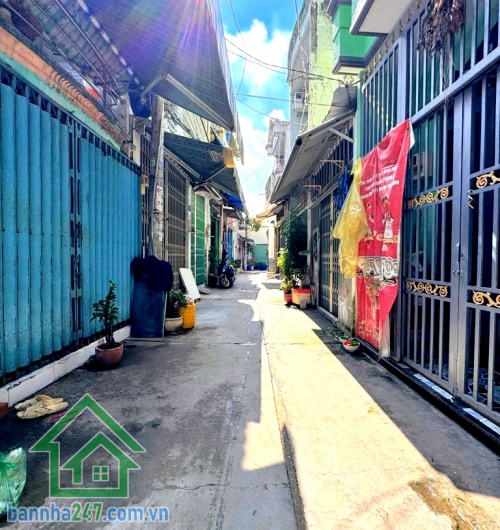 CHỈ 3.179 TỶ – NHÀ 2 TẦNG GẦN CHỢ BÌNH LONG – HẺM 3M – GIÁP TÂN PHÚ – SỔ ĐẸP, HOÀN CÔNG ĐỦ * Diện tích: 3 x 8m – DTSD: 48m² * Kết cấu: 1 trệt 1 lầu, gồm 2PN + 2WC
