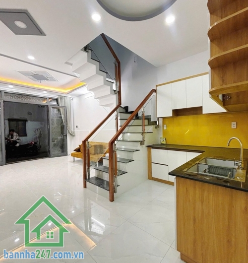 CHỈ 3,85 TỶ – NHÀ 2 TẦNG MỚI ĐẸP – GIÁP TÊN LỬA – SÁT AEON MALL BÌNH TÂN Diện tích 36m², sổ hồng riêng vuông vức, hoàn công đầy đủ. Kết cấu: 1 trệt, 1 lầu, gồm 2PN - 2WC. Bếp, PK. 