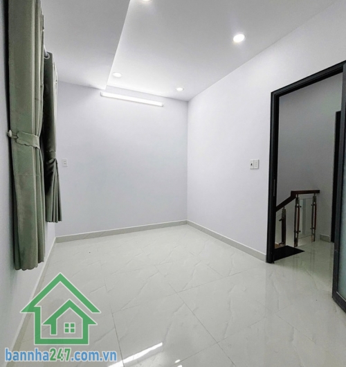 CHỈ 3,85 TỶ – NHÀ 2 TẦNG MỚI ĐẸP – GIÁP TÊN LỬA – SÁT AEON MALL BÌNH TÂN Diện tích 36m², sổ hồng riêng vuông vức, hoàn công đầy đủ. Kết cấu: 1 trệt, 1 lầu, gồm 2PN - 2WC. Bếp, PK. 