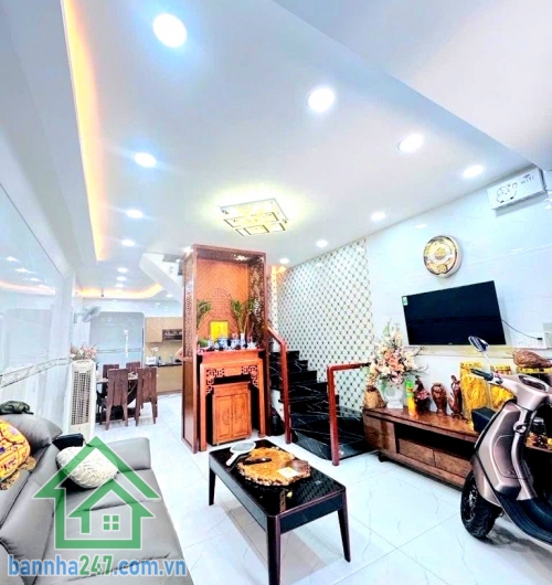 CHỈ 5,6 TỶ – NHÀ HẺM XE TẢI 6M – SÁT MẶT TIỀN – BÌNH TÂN Diện tích: 48m² – sổ vuông vức, hoàn công đủ - 2 tầng BTCT (1 trệt 1 lầu) 2PN – 2 WC, ban công + giếng trời