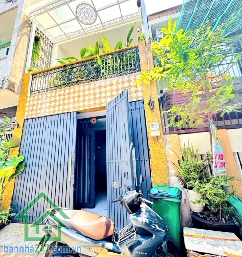 CHỈ 5,6 TỶ – NHÀ HẺM XE TẢI 6M – SÁT MẶT TIỀN – BÌNH TÂN Diện tích: 48m² – sổ vuông vức, hoàn công đủ - 2 tầng BTCT (1 trệt 1 lầu) 2PN – 2 WC, ban công + giếng trời