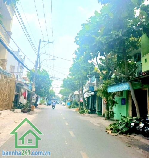 CHỈ 5,6 TỶ – NHÀ HẺM XE TẢI 6M – SÁT MẶT TIỀN – BÌNH TÂN Diện tích: 48m² – sổ vuông vức, hoàn công đủ - 2 tầng BTCT (1 trệt 1 lầu) 2PN – 2 WC, ban công + giếng trời