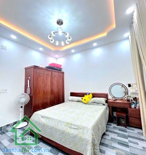 CHỈ 5,6 TỶ – NHÀ HẺM XE TẢI 6M – SÁT MẶT TIỀN – BÌNH TÂN Diện tích: 48m² – sổ vuông vức, hoàn công đủ - 2 tầng BTCT (1 trệt 1 lầu) 2PN – 2 WC, ban công + giếng trời