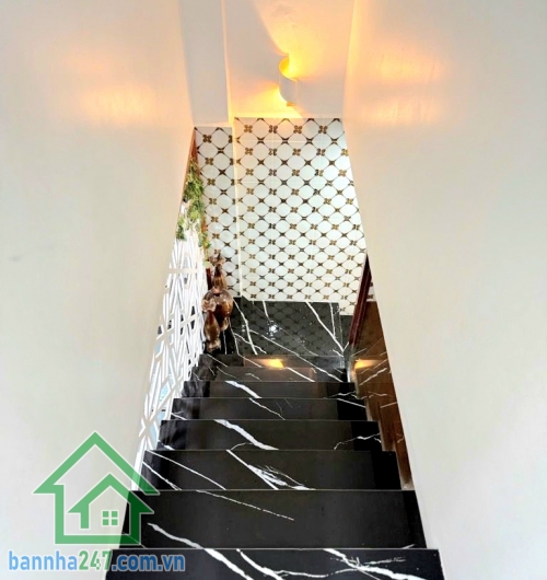 CHỈ 5,6 TỶ – NHÀ HẺM XE TẢI 6M – SÁT MẶT TIỀN – BÌNH TÂN Diện tích: 48m² – sổ vuông vức, hoàn công đủ - 2 tầng BTCT (1 trệt 1 lầu) 2PN – 2 WC, ban công + giếng trời
