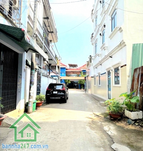 CHỈ 5,6 TỶ – NHÀ HẺM XE TẢI 6M – SÁT MẶT TIỀN – BÌNH TÂN Diện tích: 48m² – sổ vuông vức, hoàn công đủ - 2 tầng BTCT (1 trệt 1 lầu) 2PN – 2 WC, ban công + giếng trời
