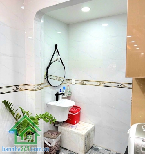 CHỈ 5,6 TỶ – NHÀ HẺM XE TẢI 6M – SÁT MẶT TIỀN – BÌNH TÂN Diện tích: 48m² – sổ vuông vức, hoàn công đủ - 2 tầng BTCT (1 trệt 1 lầu) 2PN – 2 WC, ban công + giếng trời