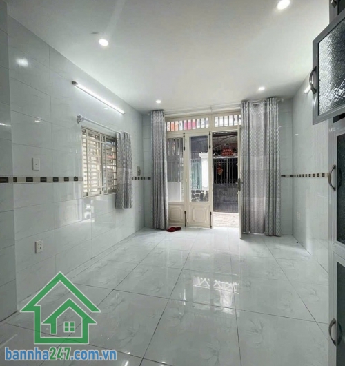 CHỈ 3,3 TỶ – NHÀ 3 TẦNG KIÊN CỐ – NGAY ÂU CƠ, TRUNG TÂM TÂN BÌNH * Diện tích 21m² (3.5 x 6m), DTSD 65m², nhà 1 trệt 2 lầu, 2PN, 2WC, có 2 ban công thoáng mát.