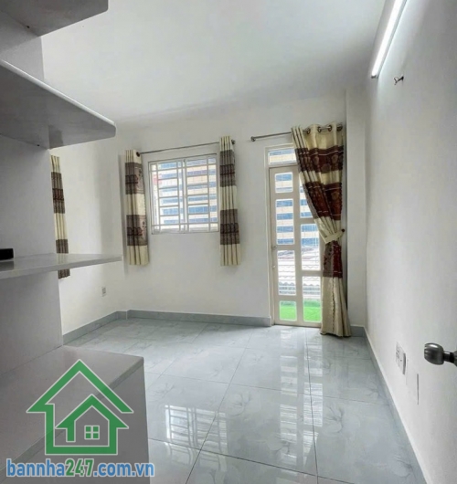 CHỈ 3,3 TỶ – NHÀ 3 TẦNG KIÊN CỐ – NGAY ÂU CƠ, TRUNG TÂM TÂN BÌNH * Diện tích 21m² (3.5 x 6m), DTSD 65m², nhà 1 trệt 2 lầu, 2PN, 2WC, có 2 ban công thoáng mát.
