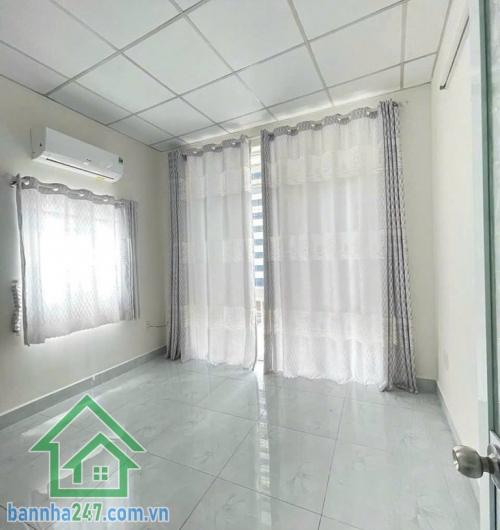 CHỈ 3,3 TỶ – NHÀ 3 TẦNG KIÊN CỐ – NGAY ÂU CƠ, TRUNG TÂM TÂN BÌNH * Diện tích 21m² (3.5 x 6m), DTSD 65m², nhà 1 trệt 2 lầu, 2PN, 2WC, có 2 ban công thoáng mát.