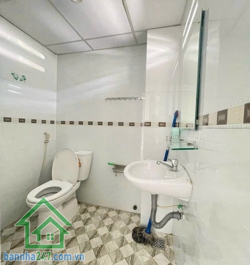 CHỈ 3,3 TỶ – NHÀ 3 TẦNG KIÊN CỐ – NGAY ÂU CƠ, TRUNG TÂM TÂN BÌNH * Diện tích 21m² (3.5 x 6m), DTSD 65m², nhà 1 trệt 2 lầu, 2PN, 2WC, có 2 ban công thoáng mát.