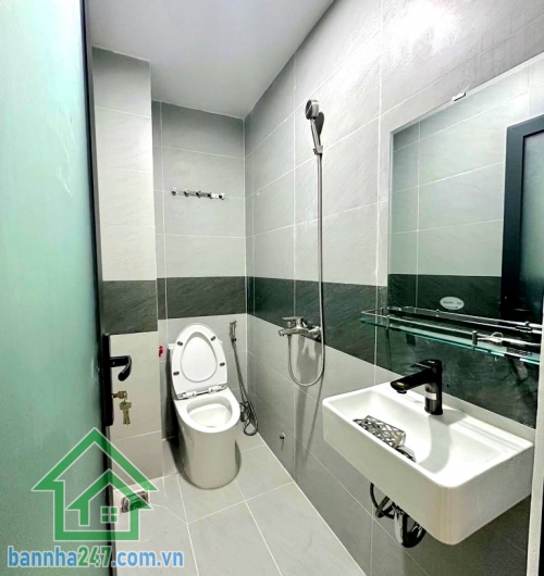 CHỈ 7,4 TỶ - NGUYỄN LÂM – QUẬN 10 | KHU PHỐ ẨM THỰC SẦM UẤT - DT: 34M² - 4 TẦNG - 5 PN – 5 WC * Ngay Nguyễn Lâm – khu phố ẩm thực nhộn nhịp * Hẻm thông, chỉ 10m ra mặt tiền. Khu dân cư hiện hữu, ở – kinh doanh – cho thuê đều tốt