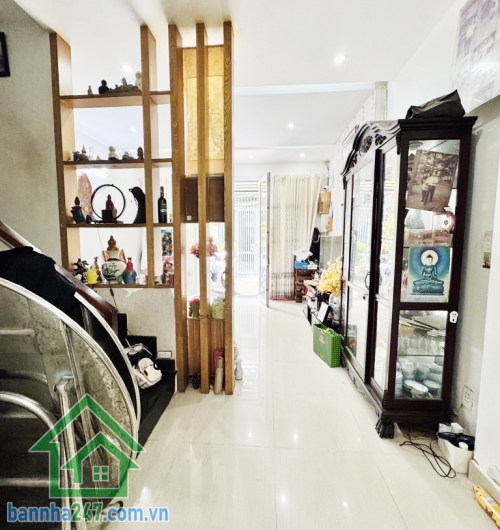 CHỈ 7,9 TỶ - HẺM 3.5M TRƯỚC NHÀ – NHÀ MỚI ĐẸP Ở NGAY – 63M² – 2 TẦNG ĐÚC KIÊN CỐ - 2 PN, 2WC,  Vị trí đẹp: Hẻm trước nhà 3.5m, sạch sẽ, thoáng, gần hẻm xe hơi.