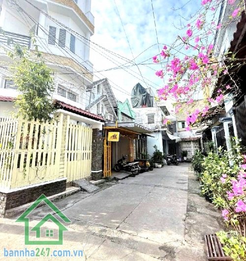 CHỈ 10,5 TỶ – LÔ GÓC 2 MẶT TIỀN HẺM – KHU BÀU CÁT VIP - GẦN TRƯỜNG THCS VÕ VĂN TẦN - P. 11 TÂN BÌNH - 4PN - 5WC Diện tích: 4 x 12m (vuông vức) Kết cấu: 5 tầng