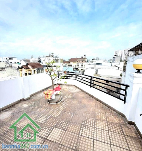 CHỈ 10,5 TỶ – LÔ GÓC 2 MẶT TIỀN HẺM – KHU BÀU CÁT VIP - GẦN TRƯỜNG THCS VÕ VĂN TẦN - P. 11 TÂN BÌNH - 4PN - 5WC Diện tích: 4 x 12m (vuông vức) Kết cấu: 5 tầng