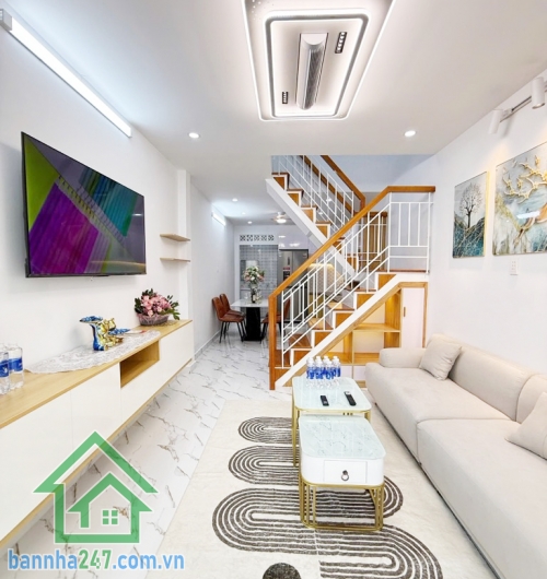 NHÀ MỚI TINH – TẶNG FULL NỘI THẤT – HXH TÂN BÌNH – 4.9 TỶ Diện tích: 32m2 vuông vức, 2 tầng kiên cố. Công năng đầy đủ: 2PN, 2WC, bếp và phòng khách rộng. 