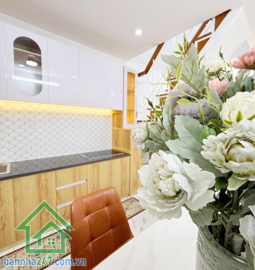 NHÀ MỚI TINH – TẶNG FULL NỘI THẤT – HXH TÂN BÌNH – 4.9 TỶ Diện tích: 32m2 vuông vức, 2 tầng kiên cố. Công năng đầy đủ: 2PN, 2WC, bếp và phòng khách rộng. 