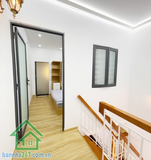 NHÀ MỚI TINH – TẶNG FULL NỘI THẤT – HXH TÂN BÌNH – 4.9 TỶ Diện tích: 32m2 vuông vức, 2 tầng kiên cố. Công năng đầy đủ: 2PN, 2WC, bếp và phòng khách rộng. 