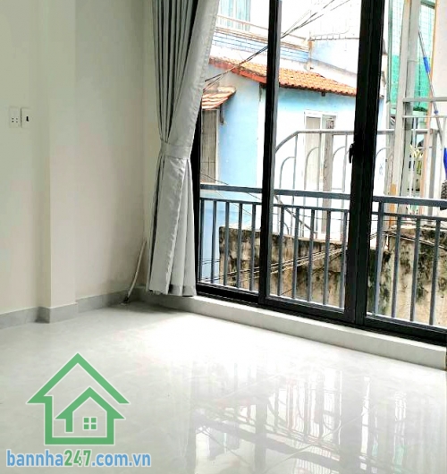 CHỈ 3,3 TỶ – NHÀ 3 TẦNG KIÊN CỐ – TRUNG TÂM QUẬN 10 – GẦN CÔNG VIÊN LÊ THỊ RIÊNG - 2PN, 2WC, PK, BẾP. DT: 15m² (1 trệt, 2 lầu – kiên cố, chắc chắn) Công năng: đầy đủ: 2PN, 2WC, phòng khách, bếp - Hiện đang cho thuê 9 triệu/tháng – thu nhập ổn định