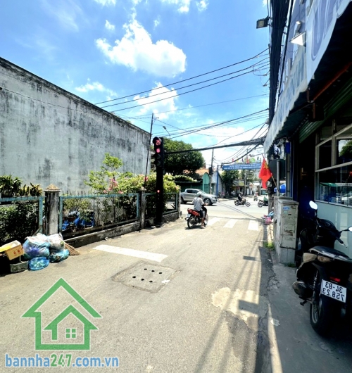 CHỈ 4,05 TỶ - NHÀ HXH LÊ VĂN KHƯƠNG – 45M² (4x11) – 2 TẦNG - 2PN - ĐANG CHO THUÊ Vị trí: Hẻm ô tô, ngay chợ Thiếc Cách 500m ra mặt tiền Lê Văn Khương DT: 45m