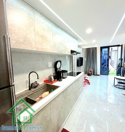 CHỈ 5,1 TỶ – TRUNG TÂM QUẬN 10 – 3 TẦNG – FULL NỘI THẤT - 3PN – 3WC  Nhà đẹp 2 mặt hẻm – vị trí đỉnh – dọn vào ở ngay! Diện tích: 3.5 × 8m – 26m² - 3 tầng - 3PN – 3WC – phòng khách – bếp. Tặng full nội thất – vào ở liền