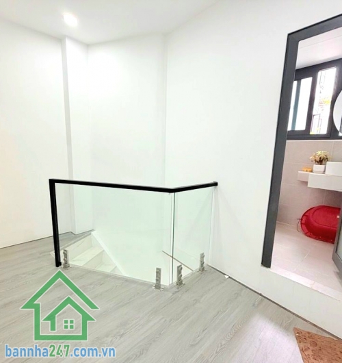 CHỈ 5,1 TỶ – TRUNG TÂM QUẬN 10 – 3 TẦNG – FULL NỘI THẤT - 3PN – 3WC  Nhà đẹp 2 mặt hẻm – vị trí đỉnh – dọn vào ở ngay! Diện tích: 3.5 × 8m – 26m² - 3 tầng - 3PN – 3WC – phòng khách – bếp. Tặng full nội thất – vào ở liền