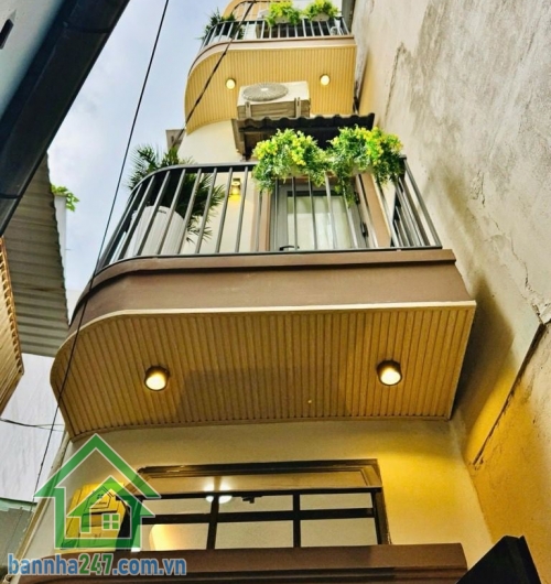 CHỈ 3,68 TỶ – TRUNG TÂM CMT8 – 4 TẦNG BTCT – FULL NỘI THẤT – DÒNG TIỀN TỐT - 3PN – 4WC riêng Căn nhà “giá hiếm” ngay trung tâm – vừa ở vừa cho thuê cực ổn! Kết cấu: 1 trệt 3 lầu – mái đúc BTCT kiên cố Công năng: 3PN – 4WC riêng từng phòng Có ban công – sâ