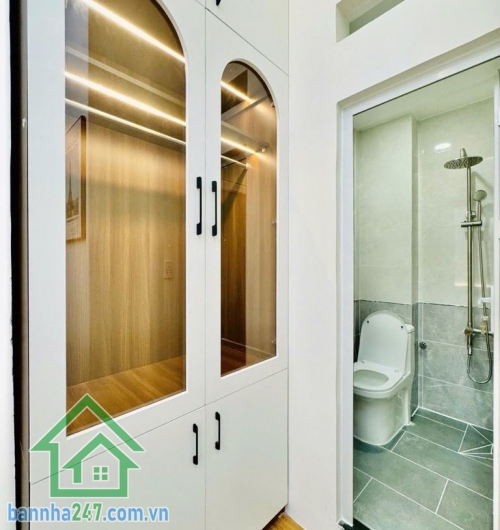 CHỈ 3,68 TỶ – TRUNG TÂM CMT8 – 4 TẦNG BTCT – FULL NỘI THẤT – DÒNG TIỀN TỐT - 3PN – 4WC riêng Căn nhà “giá hiếm” ngay trung tâm – vừa ở vừa cho thuê cực ổn! Kết cấu: 1 trệt 3 lầu – mái đúc BTCT kiên cố Công năng: 3PN – 4WC riêng từng phòng Có ban công – sâ