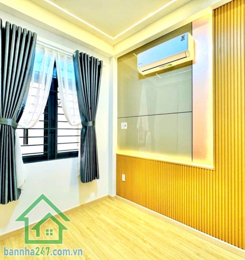 CHỈ 4,6 TỶ – PHAN XÍCH LONG – PHÚ NHUẬN – 3 TẦNG – 3PN - 2WC Căn nhà trung tâm phố ẩm thực – nhỏ gọn nhưng “có võ”! Diện tích: 15m² – sổ vuông vức đẹp. Mob 0933144037