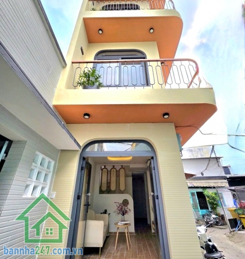 CHỈ 4,75 TỶ – NHÀ MỚI ĐẸP – GẦN PHAN XÍCH LONG – PHAN ĐĂNG LƯU Căn nhà xinh xắn trung tâm Phú Nhuận – giá mềm, ở là mê! Kết cấu: Trệt + 2 lầu + sân thượng. 2PN - 3WC
