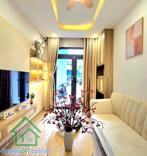 CHỈ 4,75 TỶ – NHÀ MỚI ĐẸP – GẦN PHAN XÍCH LONG – PHAN ĐĂNG LƯU Căn nhà xinh xắn trung tâm Phú Nhuận – giá mềm, ở là mê! Kết cấu: Trệt + 2 lầu + sân thượng. 2PN - 3WC