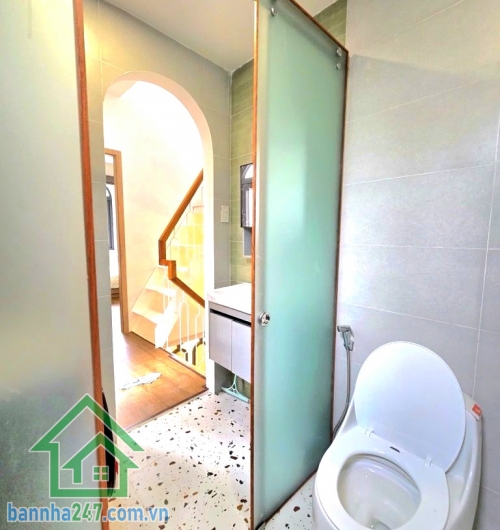 CHỈ 4,75 TỶ – NHÀ MỚI ĐẸP – GẦN PHAN XÍCH LONG – PHAN ĐĂNG LƯU Căn nhà xinh xắn trung tâm Phú Nhuận – giá mềm, ở là mê! Kết cấu: Trệt + 2 lầu + sân thượng. 2PN - 3WC