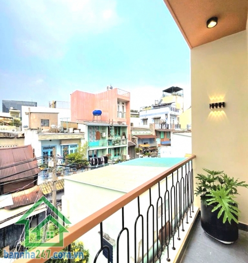 CHỈ 4,75 TỶ – NHÀ MỚI ĐẸP – GẦN PHAN XÍCH LONG – PHAN ĐĂNG LƯU Căn nhà xinh xắn trung tâm Phú Nhuận – giá mềm, ở là mê! Kết cấu: Trệt + 2 lầu + sân thượng. 2PN - 3WC