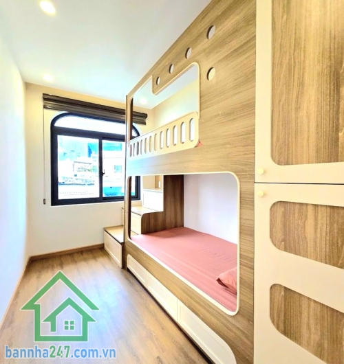 CHỈ 4,75 TỶ – NHÀ MỚI ĐẸP – GẦN PHAN XÍCH LONG – PHAN ĐĂNG LƯU Căn nhà xinh xắn trung tâm Phú Nhuận – giá mềm, ở là mê! Kết cấu: Trệt + 2 lầu + sân thượng. 2PN - 3WC