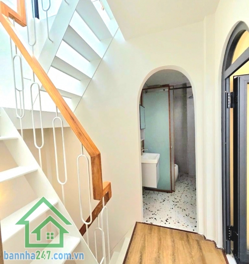 CHỈ 4,75 TỶ – NHÀ MỚI ĐẸP – GẦN PHAN XÍCH LONG – PHAN ĐĂNG LƯU Căn nhà xinh xắn trung tâm Phú Nhuận – giá mềm, ở là mê! Kết cấu: Trệt + 2 lầu + sân thượng. 2PN - 3WC