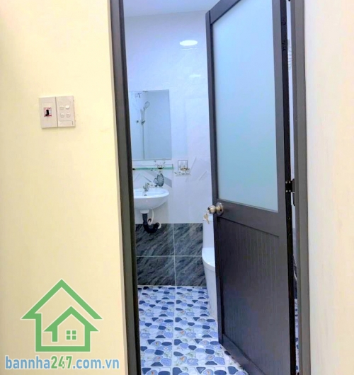 CHỈ 4,58 TỶ – KHU HIẾM NHÀ VƯỜN LÀI, QUẬN 10 – 3 TẦNG – NỞ HẬU - 2PN – 3WC Căn nhà trung tâm Quận 10 – nhỏ xinh nhưng “cực có giá trị”! Diện tích: 22m² (2.8 × 6) Nở Hậu 4,7m Mob 0933144037