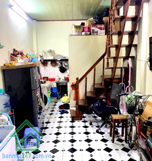 CHỈ 3,9 TỶ - SÁT MT HUỲNH VĂN BÁNH – NHÀ NHỎ Ở NGAY – 2 TẦNG - 2PN - 2WC Chỉ 68m ra mặt tiền Huỳnh Văn Bánh Gần Lê Văn Sỹ – khu trung tâm sầm uất Diện tích: 20m² Kết cấu: 1 trệt 1 lầu ✔ 2 PN ✔ 2 WC ✔ Phòng khách – bếp đầy đủ công năng ✔ Nhà gọn gàng – vào