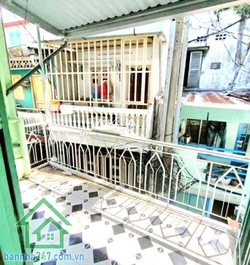 CHỈ 3,9 TỶ - SÁT MT HUỲNH VĂN BÁNH – NHÀ NHỎ Ở NGAY – 2 TẦNG - 2PN - 2WC Chỉ 68m ra mặt tiền Huỳnh Văn Bánh Gần Lê Văn Sỹ – khu trung tâm sầm uất Diện tích: 20m² Kết cấu: 1 trệt 1 lầu ✔ 2 PN ✔ 2 WC ✔ Phòng khách – bếp đầy đủ công năng ✔ Nhà gọn gàng – vào