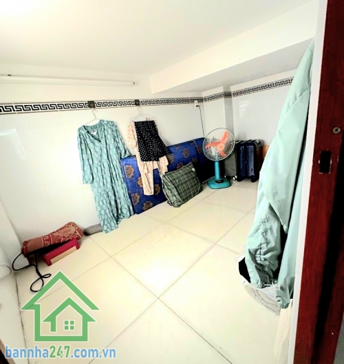 CHỈ 4,5 TỶ – HXH THÔNG – KHU VIP TÂN PHÚ – 3PN – CÓ DÒNG TIỀN • Diện tích: 40m² • Kết cấu: 1 trệt – 1 lửng – 1 lầu • Công năng: 3 PN – 3 WC • Có sân để xe - Mob 0933144037