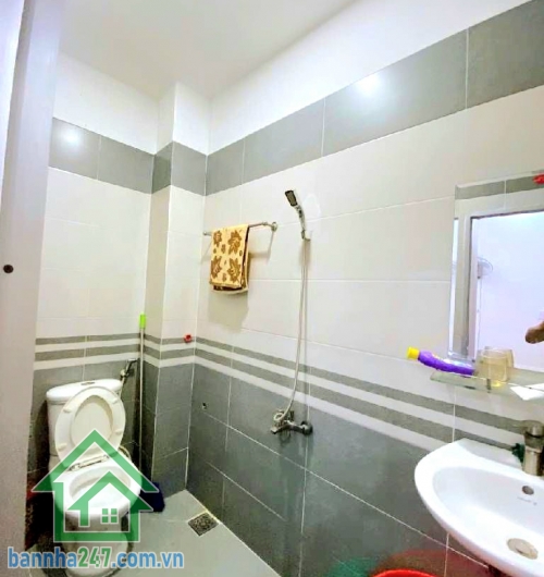 CHỈ 8,5 TỶ – HXH BỜ BAO TÂN THẮNG – NGAY AEON MALL TÂN PHÚ - 3 TẦNG – 4x16 – 3PN 3WC – Ở NGAY Diện tích: 4m x 16m – đất vuông vức, công nhận đủ Kết cấu: 1 trệt + 2 lầu – BTCT kiên cố - 3PN – 3WC. Phòng khách rộng – bếp thoáng