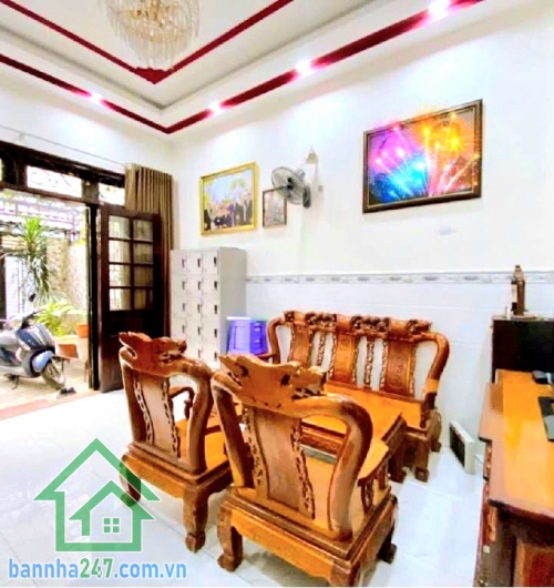 CHỈ 8,5 TỶ – HXH BỜ BAO TÂN THẮNG – NGAY AEON MALL TÂN PHÚ - 3 TẦNG – 4x16 – 3PN 3WC – Ở NGAY Diện tích: 4m x 16m – đất vuông vức, công nhận đủ Kết cấu: 1 trệt + 2 lầu – BTCT kiên cố - 3PN – 3WC. Phòng khách rộng – bếp thoáng