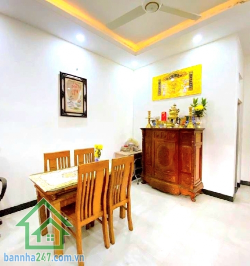 CHỈ 8,5 TỶ – HXH BỜ BAO TÂN THẮNG – NGAY AEON MALL TÂN PHÚ - 3 TẦNG – 4x16 – 3PN 3WC – Ở NGAY Diện tích: 4m x 16m – đất vuông vức, công nhận đủ Kết cấu: 1 trệt + 2 lầu – BTCT kiên cố - 3PN – 3WC. Phòng khách rộng – bếp thoáng