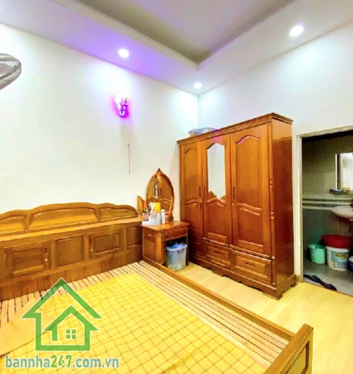 CHỈ 8,5 TỶ – HXH BỜ BAO TÂN THẮNG – NGAY AEON MALL TÂN PHÚ - 3 TẦNG – 4x16 – 3PN 3WC – Ở NGAY Diện tích: 4m x 16m – đất vuông vức, công nhận đủ Kết cấu: 1 trệt + 2 lầu – BTCT kiên cố - 3PN – 3WC. Phòng khách rộng – bếp thoáng